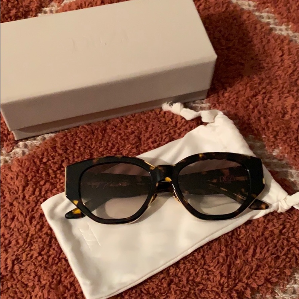 DEZI CHARGE IT SUNGLASSES